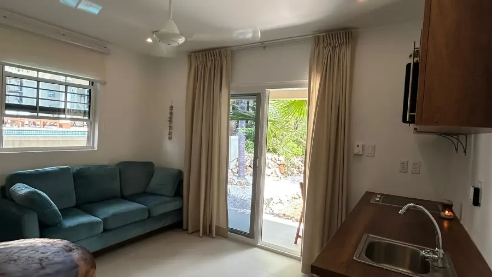 Hibiscus Beach House B & B