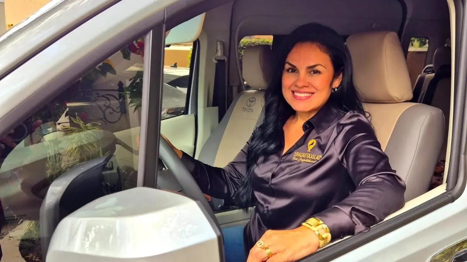 Curaçao Taxi Lady