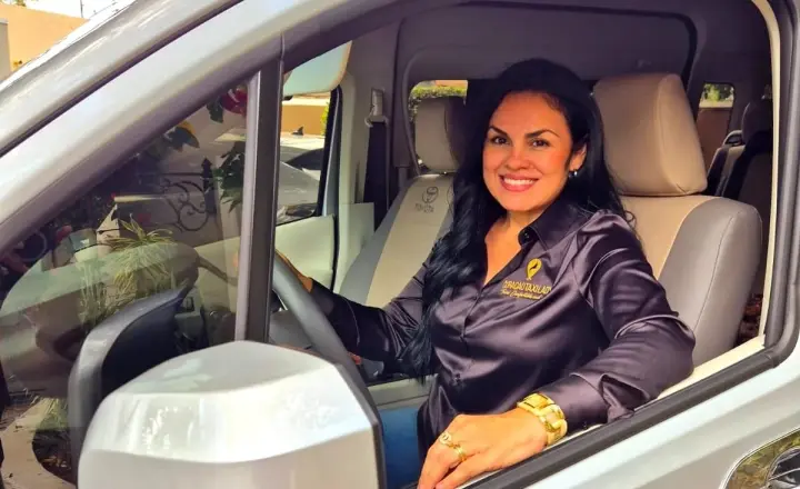 Curaçao Taxi Lady